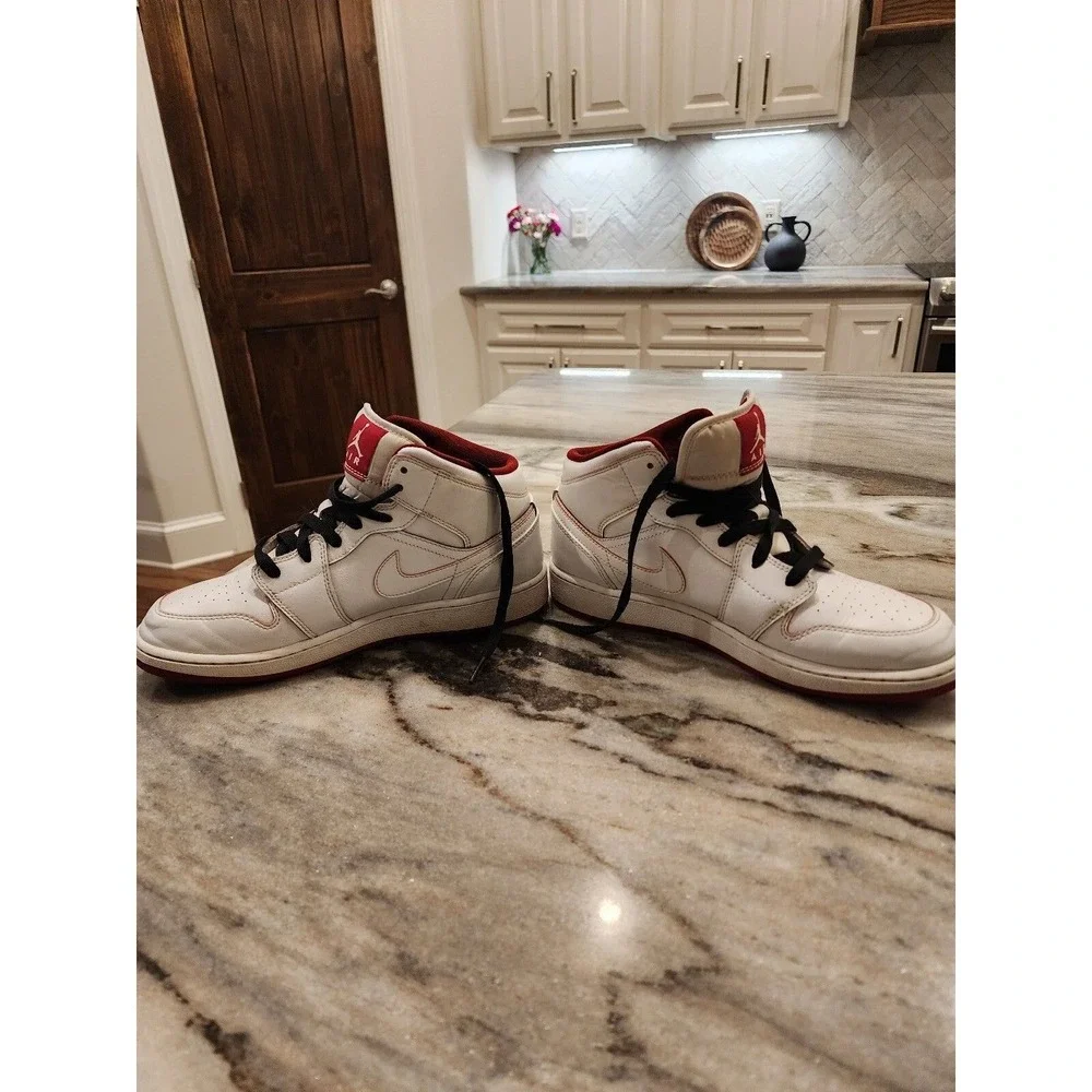 Nike Air‎ Jordan Mid 'White Gym Red' size 7Y